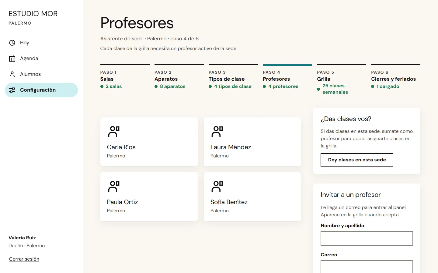 Asistente de sede del panel: las cuatro profesoras de la sede y la invitación por correo a una profesora nueva